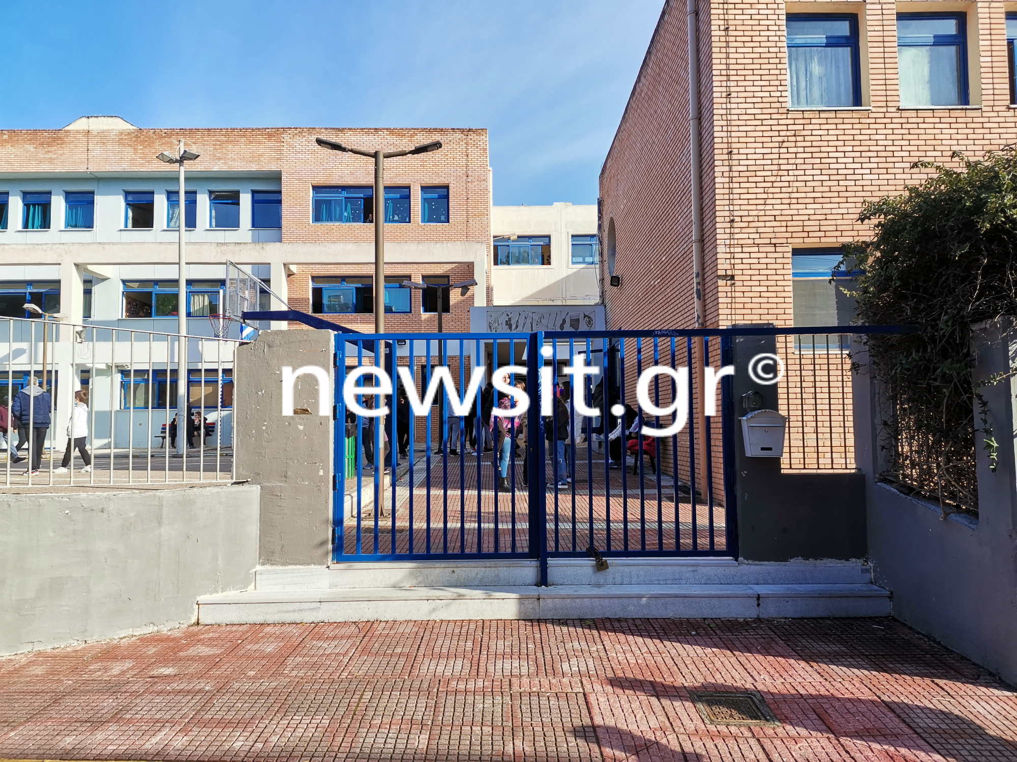 Ίλιον: Στο πλευρό του 12χρονου μαθητή με τη φούστα και ο Σύλλογος Γονέων