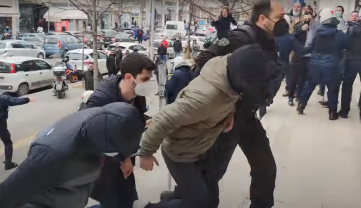 Δολοφονία Άλκη στη Θεσσαλονίκη: Βρισιές και κατάρες κατά των συλληφθέντων στα δικαστήρια