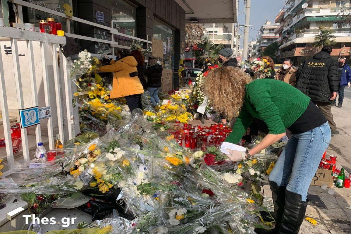 Δολοφονία 19χρονου Άλκη στην Θεσσαλονίκη: Στην οικογένεια Καμπανού τα κασκόλ, οι φανέλες και τα γράμματα