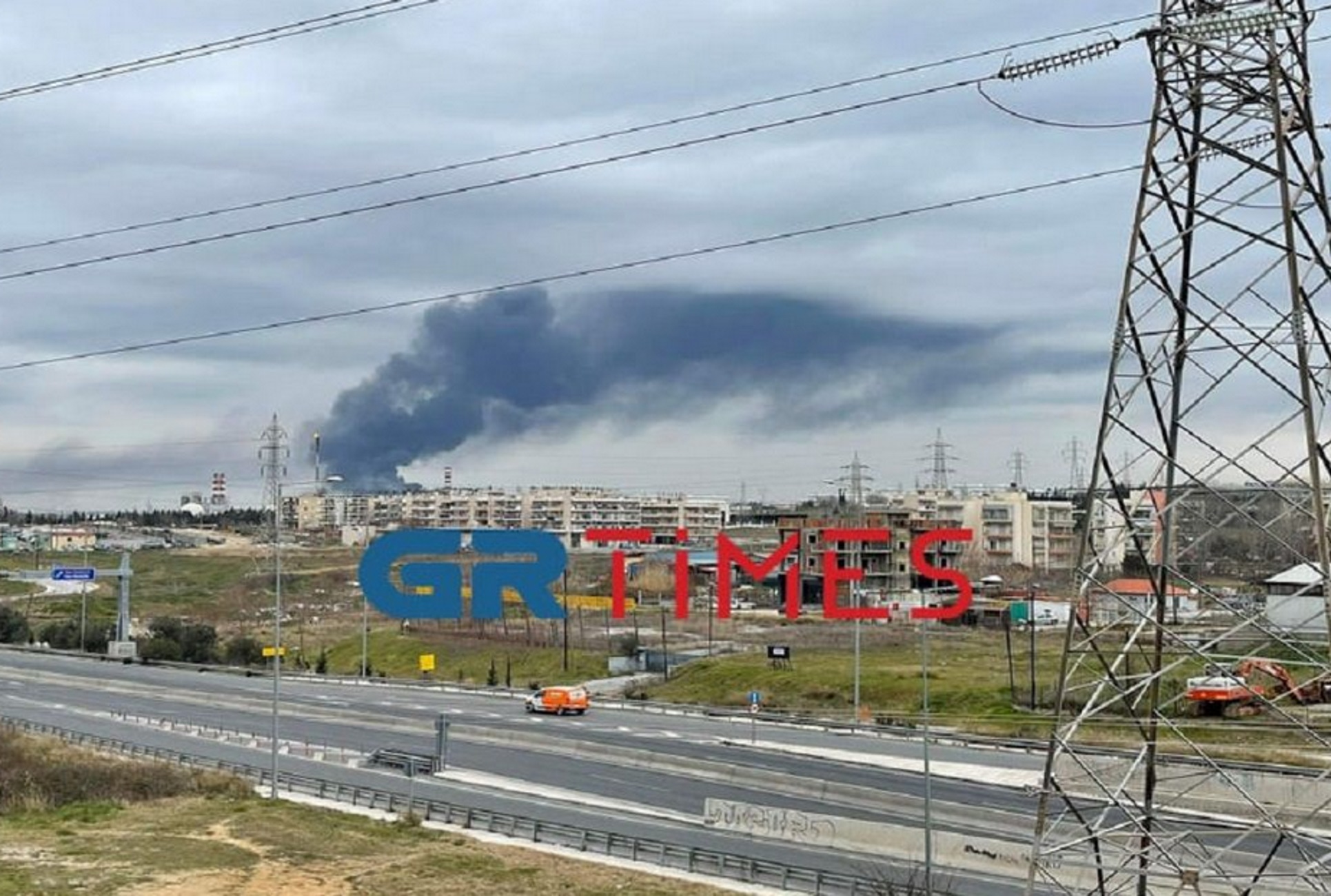 Θεσσαλονίκη: Η μεγάλη φωτιά σε εργοστάσιο και το μαύρο σύννεφο που απλώνεται στο Ωραιόκαστρο