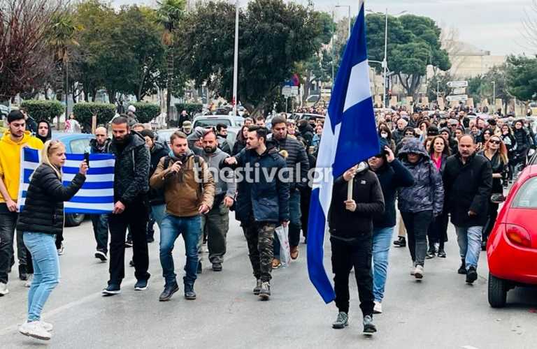 Θεσσαλονίκη: Ξανά στους δρόμους με συνθήματα και σημαίες οι αρνητές του υποχρεωτικού εμβολιασμού