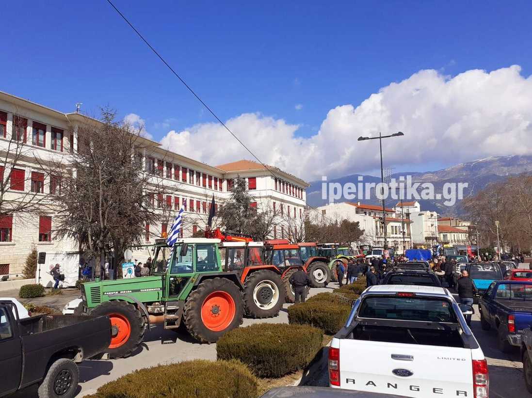 Γιάννενα: Οι αγρότες με τα τρακτέρ τους κατέκλεισαν το κέντρο της πόλης – «Δεν κάνουμε πίσω»
