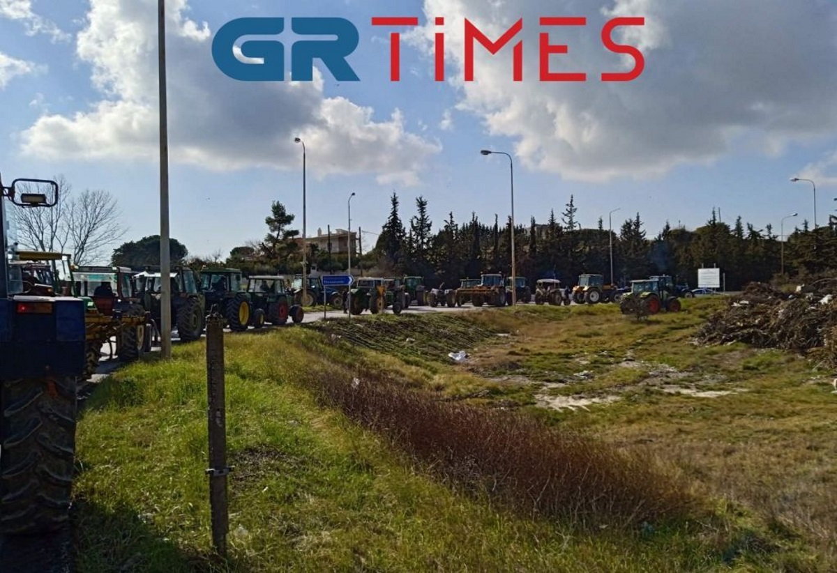 Αγρότες: Βγήκαν τα τρακτέρ στους δρόμους της Λαμίας – Έφτασαν και στον κόμβο της Θέρμης