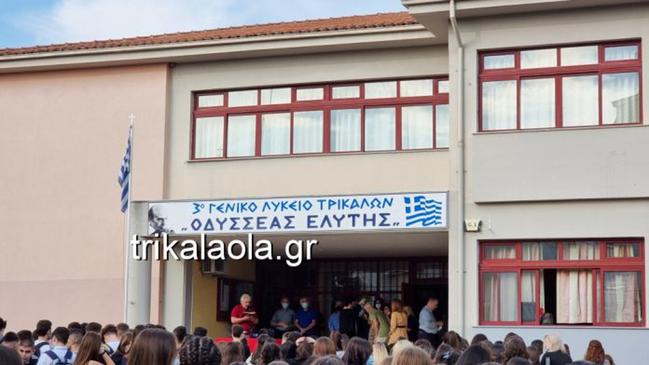 Τρίκαλα: «Βροχή» από καπνογόνα σε λύκειο – Στο νοσοκομείο 3 μαθητές και μια καθηγήτρια