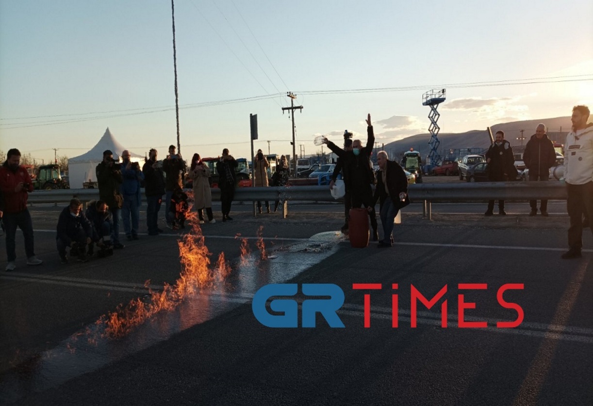 Τύρναβος: Έβαλαν φωτιά στο τσίπουρο για να διαμαρτυρηθούν οι παραγωγοί
