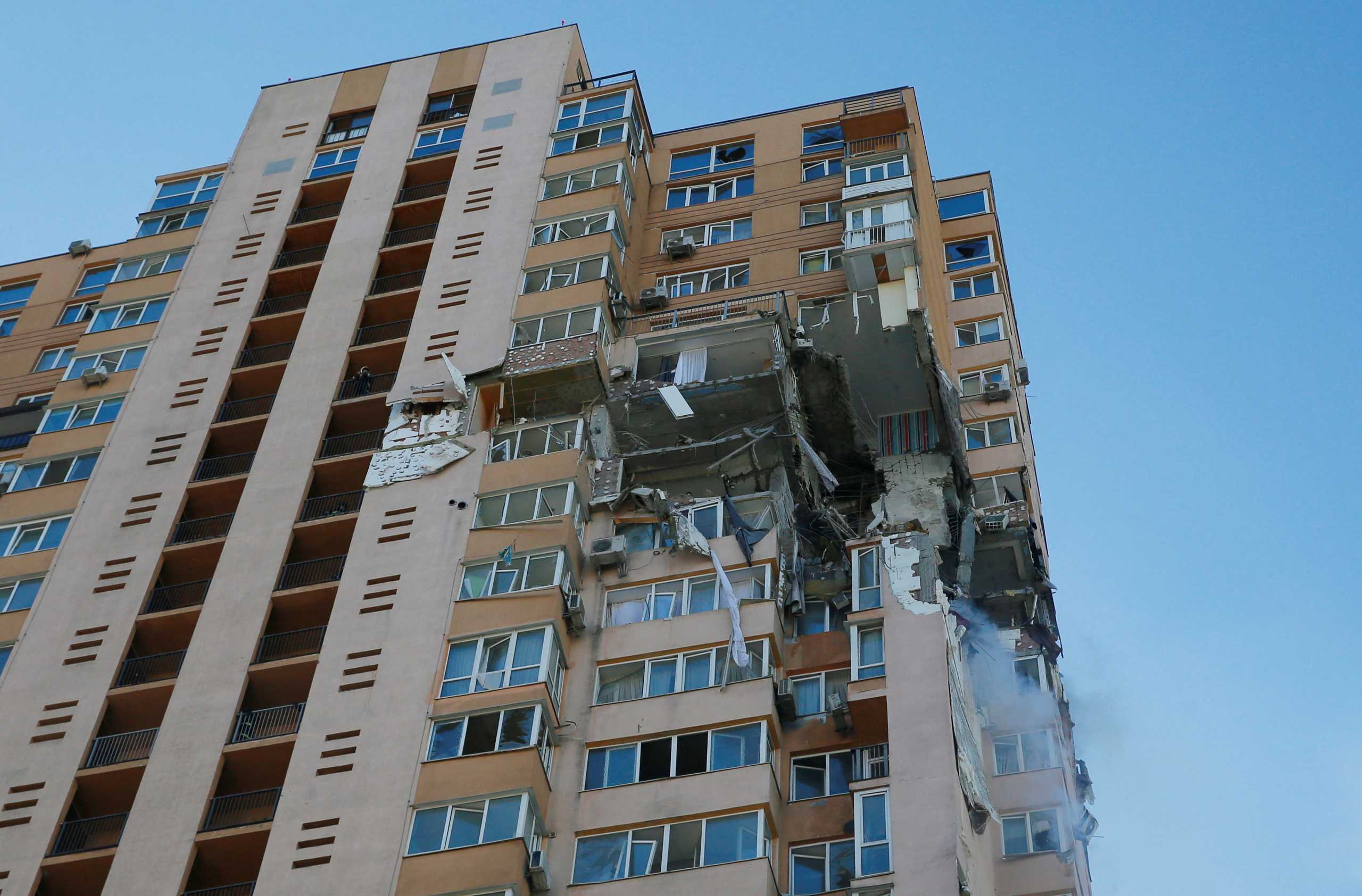 Εισβολή στην Ουκρανία: Σμπαράλια το σπίτι στην πολυκατοικία που χτυπήθηκε από ρουκέτα
