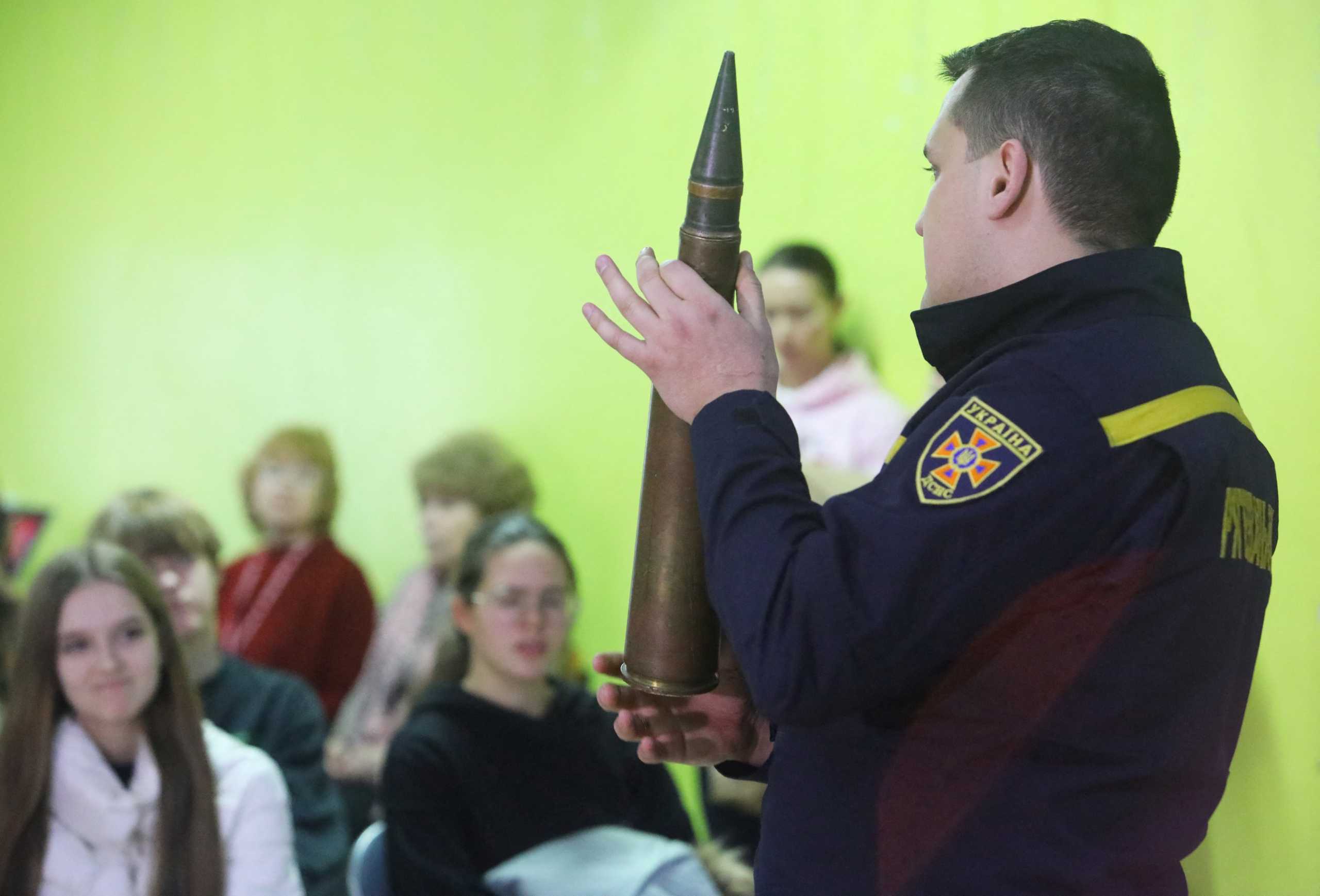 Ουκρανία: Μαθητές κάνουν ασκήσεις με αλεξίσφαιρα γιλέκα και εκρηκτικά