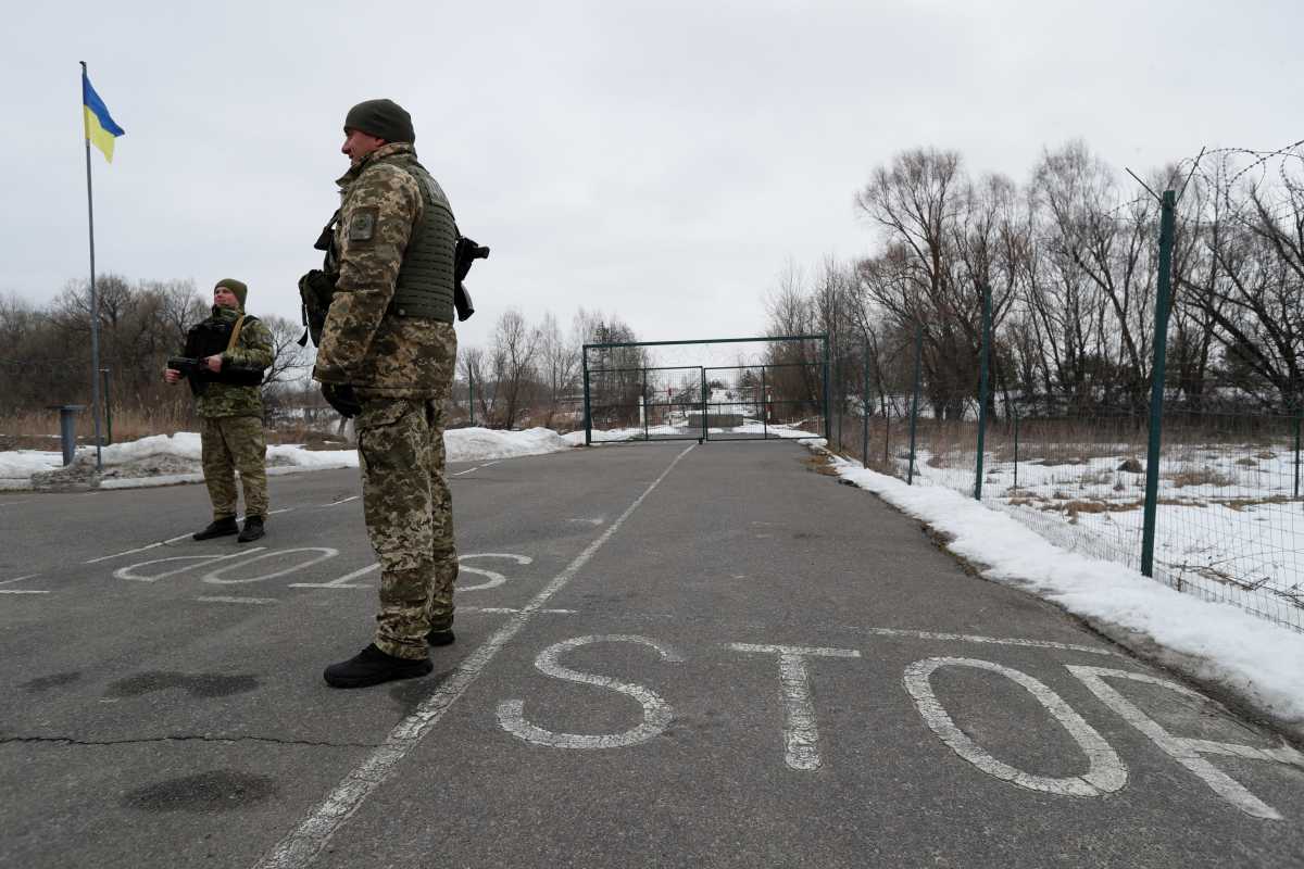 Members of the Ukrainian State Border Guard Service keep watch at the Kliusy checkpoint near the frontier with Russia in the Chernihiv region, Ukraine February 16, 2022. REUTERS