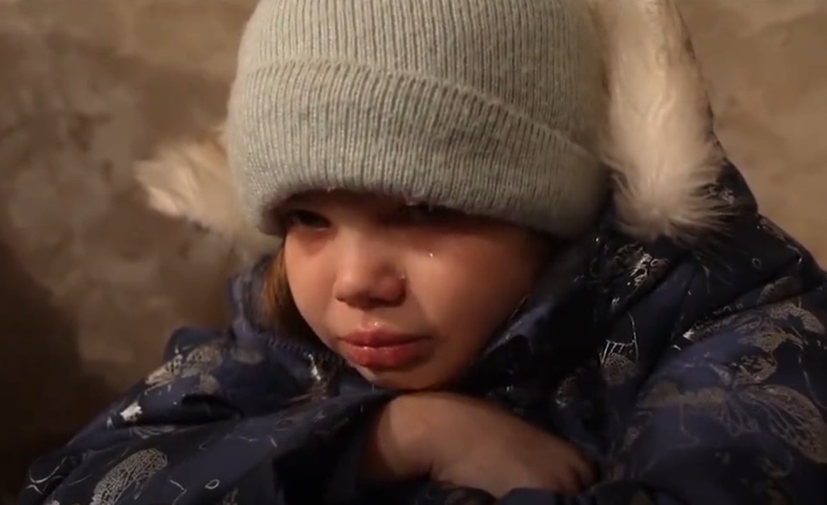 Πόλεμος στην Ουκρανία: «Δεν θέλω να πεθάνω» λέει παιδάκι μέσα από καταφύγιο