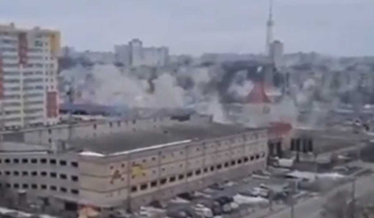 Εισβολή στην Ουκρανία: Καρέ καρέ η στιγμή που βομβαρδίζεται το Χάρκοβο