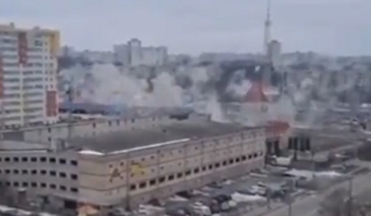 Εισβολή στην Ουκρανία: Καρέ καρέ η στιγμή που βομβαρδίζεται το Χάρκοβο