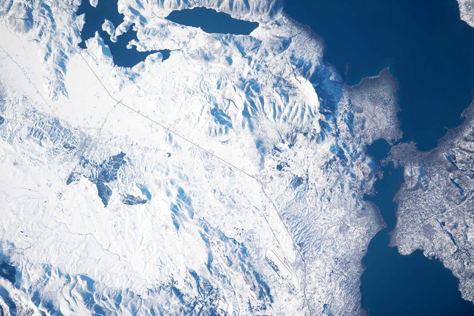 Καιρός: Εντυπωσιακή εικόνα της χιονισμένης Ελλάδας από το Διεθνή Διαστημικό Σταθμό