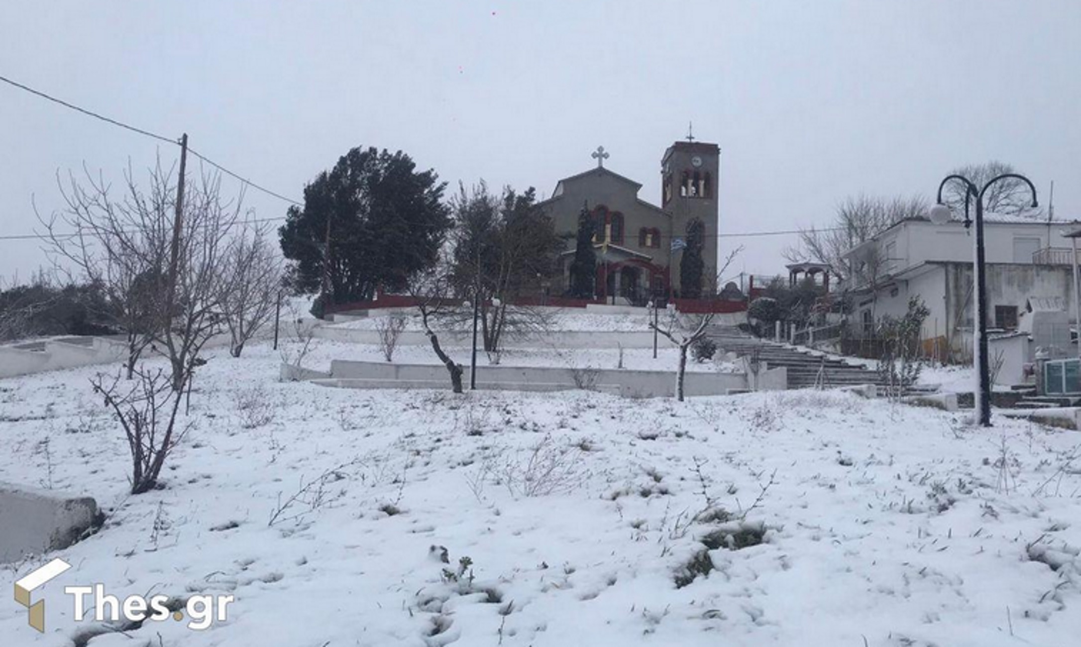 Θεσσαλονίκη: Χιόνια στο καμπαναριό – Πανέμορφες εικόνες στις περιοχές που ντύθηκαν στα λευκά