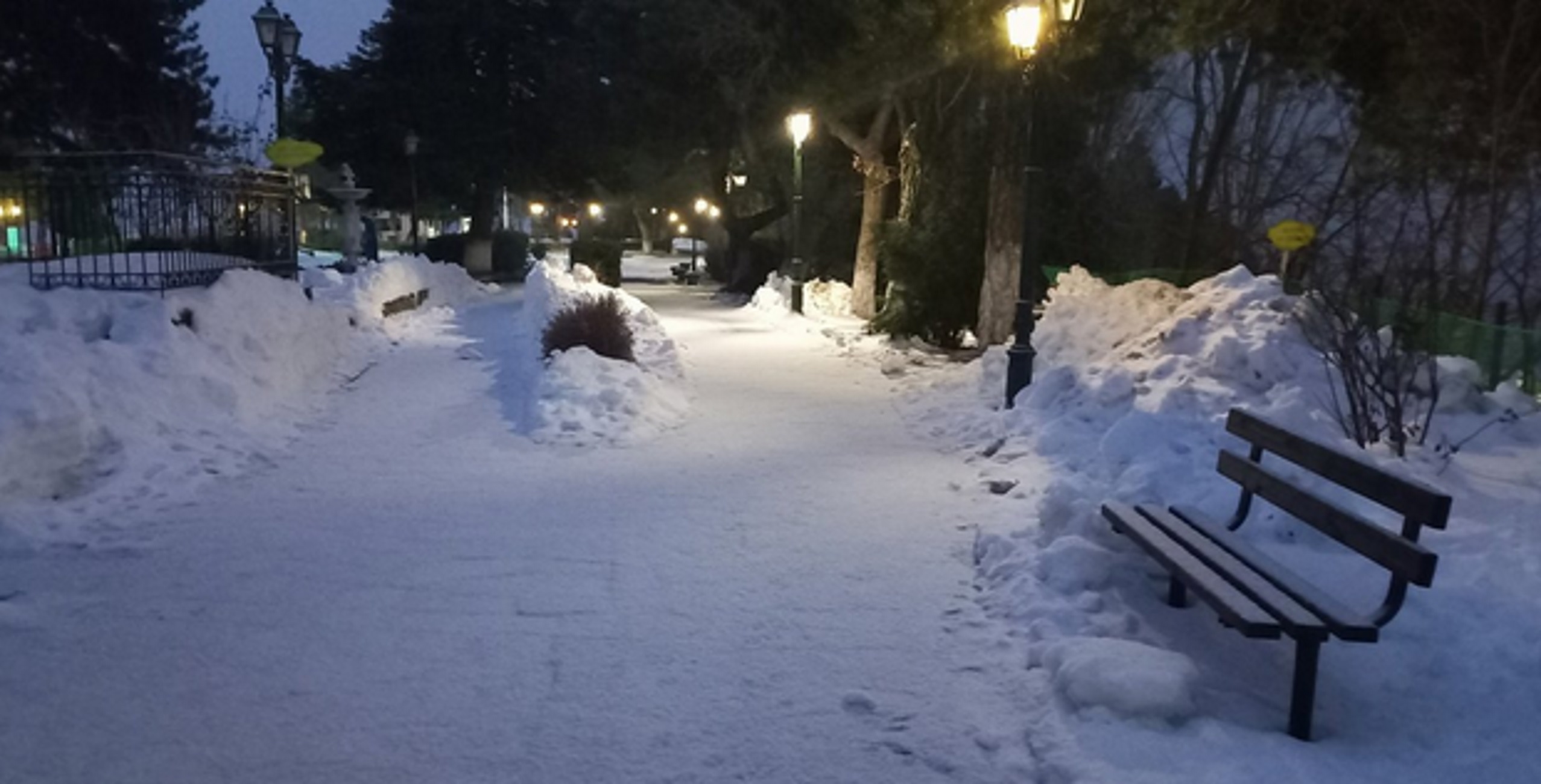Λάρισα: Τα χιόνια επέστρεψαν στο Λιβάδι Ελασσόνας και έντυσαν στα λευκά δρόμους, σπίτια και πλατείες