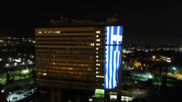 Στα γαλανόλευκα το υπουργείο Προστασίας του Πολίτη – Η τεράστια ελληνική σημαία που μαγνήτισε τα βλέμματα όλων