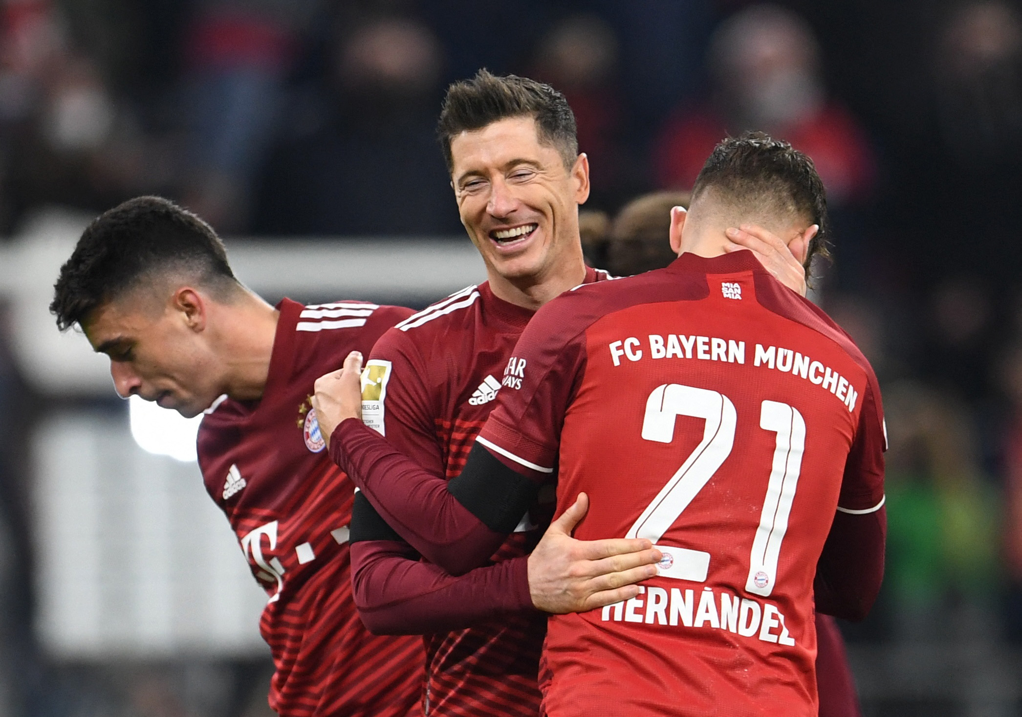 Soccer Football - Bundesliga - Bayern Munich v 1. FC Union Berlin - Allianz Arena, Munich, Germany - March 19, 2022 Bayern Munich's Robert Lewandowski celebrates with teammates after the match REUTERS