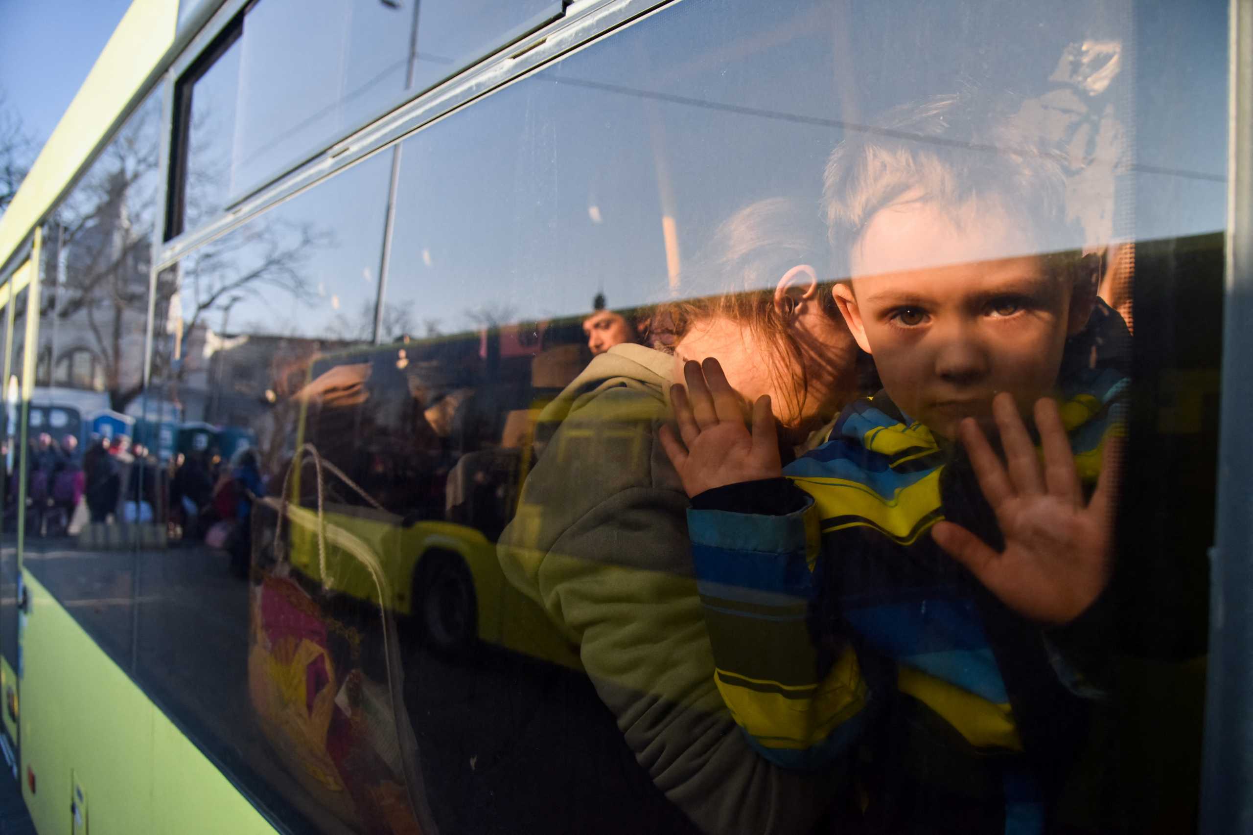 Ουκρανία: Τρία λεωφορεία με αμάχους που έφυγαν από τη Μαριούπολη έφτασαν στη Ζαπορίζια