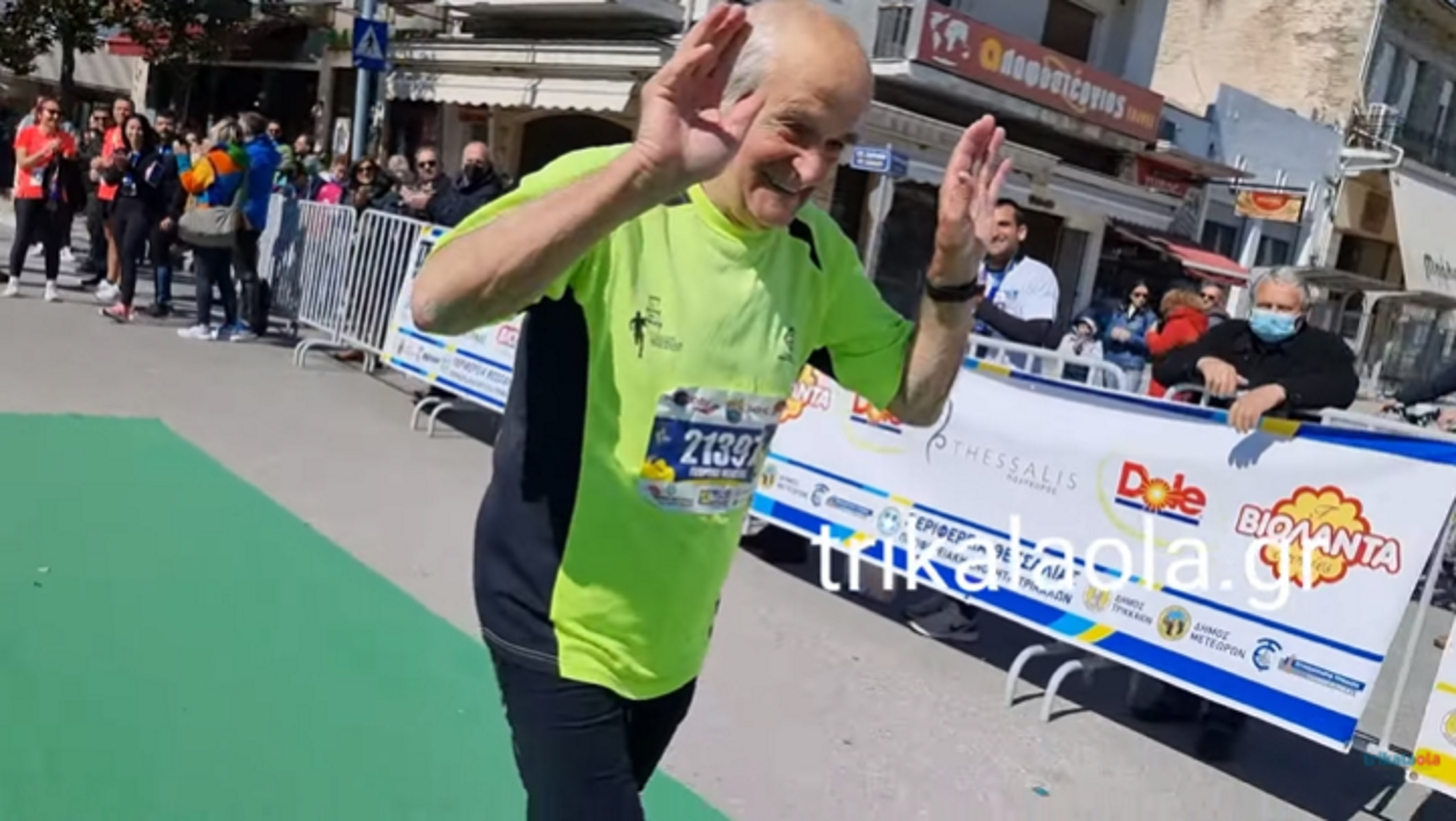 Τρίκαλα: 87χρονος έτρεξε ημιμαραθώνιο 21 χλμ. – Τα χαμόγελα και τα χειροκροτήματα στον τερματισμό
