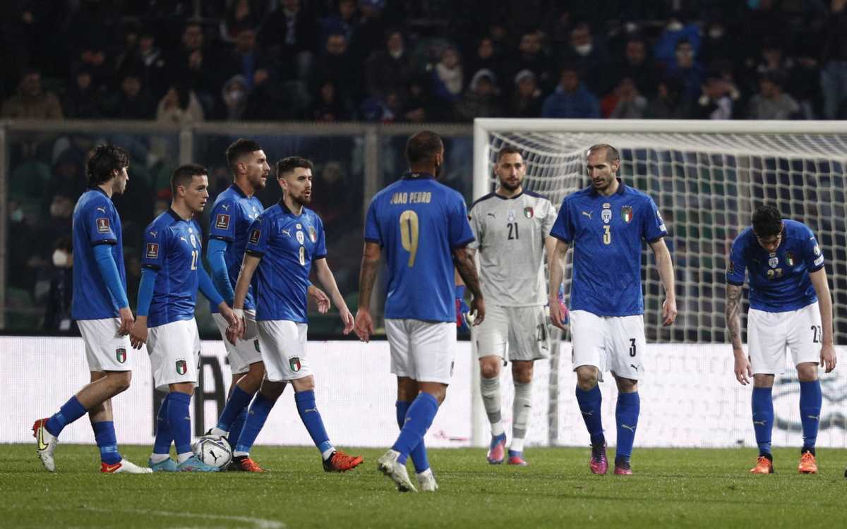 Soccer Football - World Cup - UEFA Qualifiers - Play-Off Semi Final - Italy v North Macedonia - Stadio Renzo Barbera, Palermo, Italy - March 24, 2022 Italy's Giorgio Chiellini and teammates look dejected after the match REUTERS