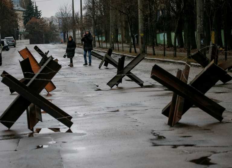 Ουκρανία: Οι κάτοικοι του Κιέβου κάνουν οχυρωματικά έργα για να εμποδίσουν την επερχόμενη εισβολή των ρωσικών τανκ
