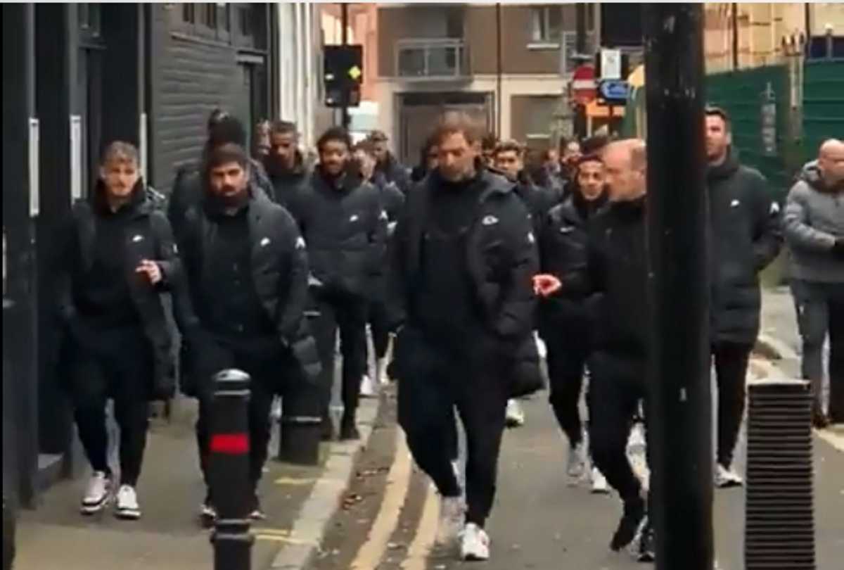 Άρσεναλ – Λίβερπουλ: Γιούργκεν Κλοπ και ποδοσφαιριστές βγήκαν βόλτα στους δρόμους του Λονδίνου
