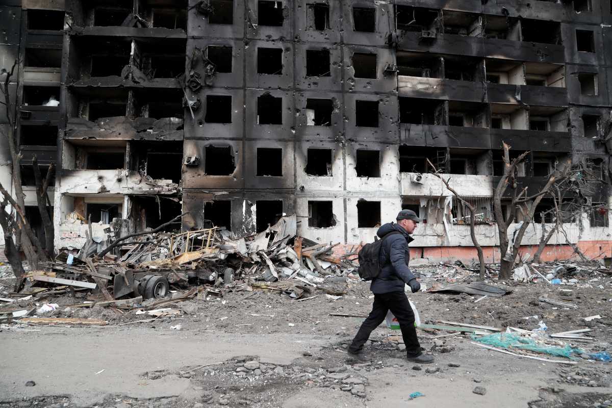 Ουκρανία: Εκατοντάδες άμαχοι παγιδευμένοι στα ερείπια της σχολής καλών τεχνών που βομβαρδίστηκε στη Μαριούπολη