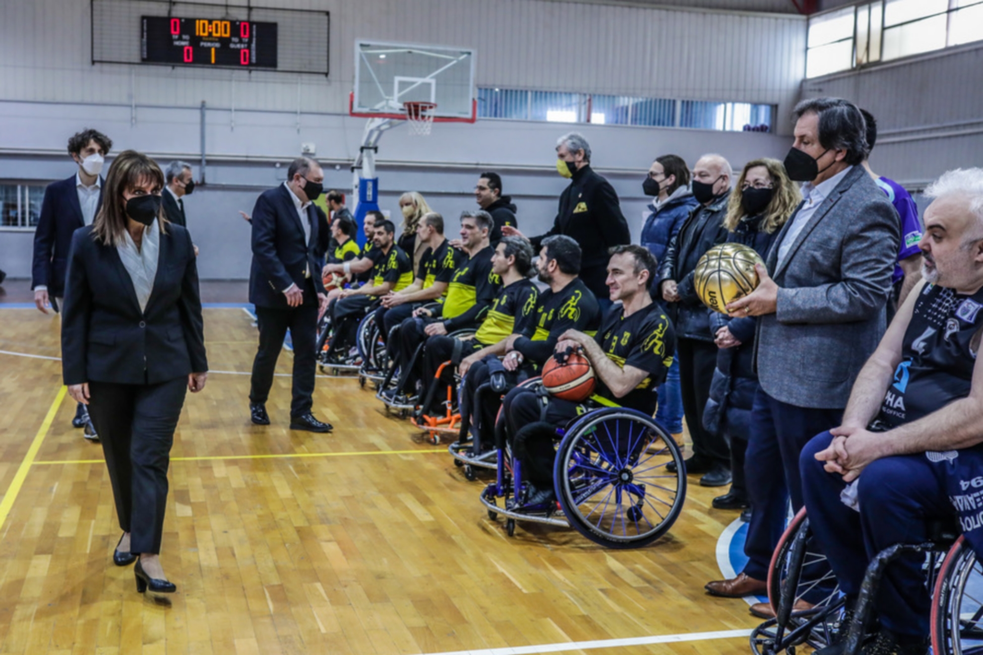 (Ξένη Δημοσίευση)  Η Πρόεδρος της Δημοκρατίας Κατερίνα Σακελλαροπούλου παρακολούθησε τον φιλικό αγώνα μπάσκετ  ενηλίκων με αμαξίδια μεταξύ των ομάδων «Μέγας Αλέξανδρος» και «ΑΣΑΘ ΑΡΗΣ», στο κλειστό Δημοτικό Αθλητικό Κέντρο Πανοράματος, το Σάββατο 19 Μαρτίου 2022. H Πρόεδρος της Δημοκρατίας Κατερίνα Σακελλαροπούλου μετέβη στις 19 και 20 Μαρτίου στη Θεσσαλονίκη, για να συμμετάσχει στην Πορεία Μνήμης «Ποτέ ξανά, Θεσσαλονίκη- Άουσβιτς-79 χρόνια από την αναχώρηση του πρώτου συρμού». ΑΠΕ ΜΠΕ
