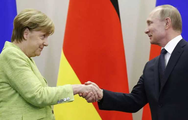 Politico: Οι Γερμανοί «χρήσιμοι ηλίθιοι» του Πούτιν - Οι ευθύνες της Μέρκελ για τις σχέσεις με τη Ρωσία