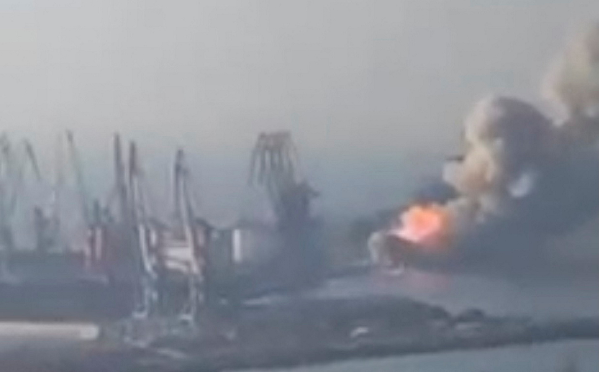 Πόλεμος στην Ουκρανία: Νέες εικόνες καταστροφής του πρώτου ρωσικού αποβατικού πλοίου στο Μπερντιάνσκ