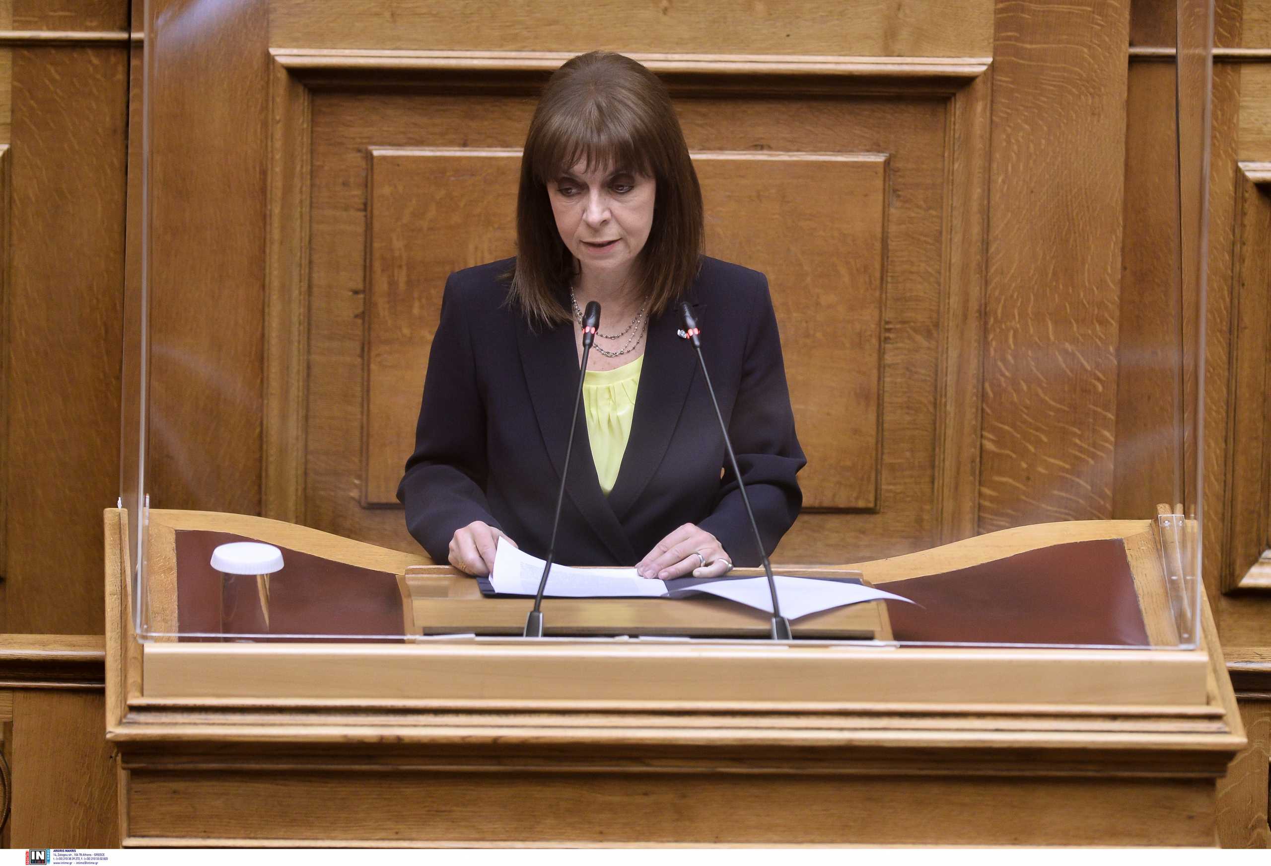 Κατερίνα Σακελλαροπούλου: Ντυμένη στα χρώματα της Ουκρανίας έστειλε μήνυμα για την Παγκόσμια Ημέρα της Γυναίκας