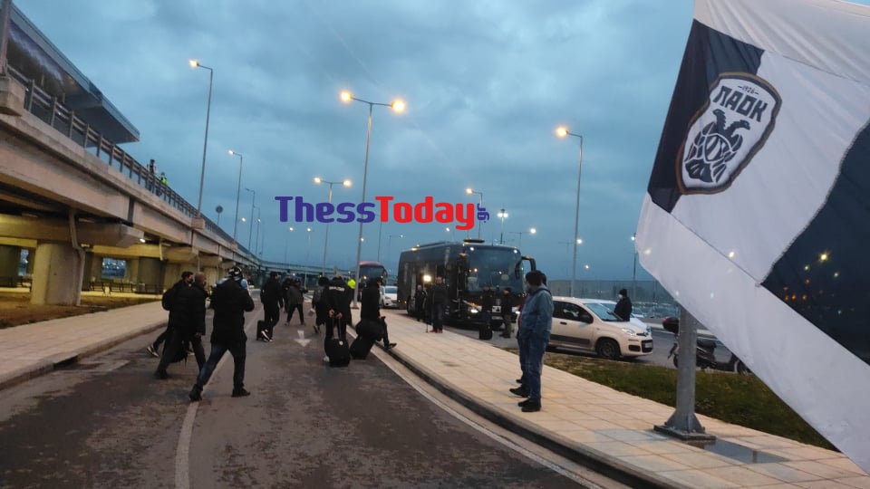 ΠΑΟΚ: Επέστρεψαν οι θριαμβευτές του Βελγίου – «Είστε παλικάρια» και γιγάντια σημαία