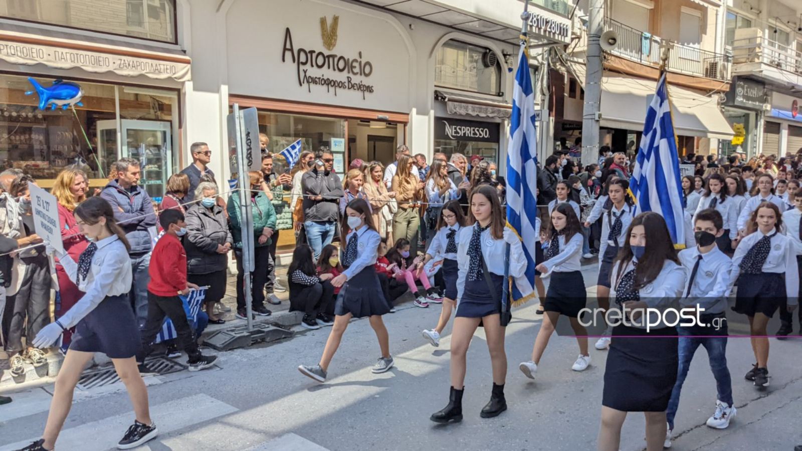 Μαθητική παρέλαση στο Ηράκλειο: Κοσμοσυρροή μετά από τρία χρόνια – Εικόνες από το κέντρο της πόλης