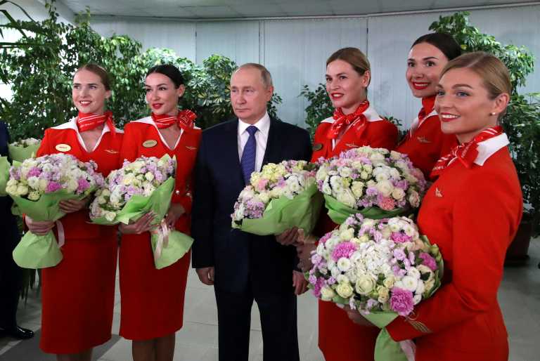Βλαντιμίρ Πούτιν: Ο Ρώσος πρόεδρος ποζάρει με αεροσυνοδούς ενώ μαίνεται ο πόλεμος στην Ουκρανία