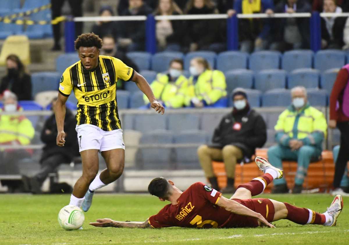 Soccer Football - Europa League - Round of 16 First Leg - Vitesse Arnhem v AS Roma - GelreDome, Arnhem, Netherlands - March 10, 2022 Vitesse Arnhem's Lois Openda in action with AS Roma's Roger Ibanez REUTERS