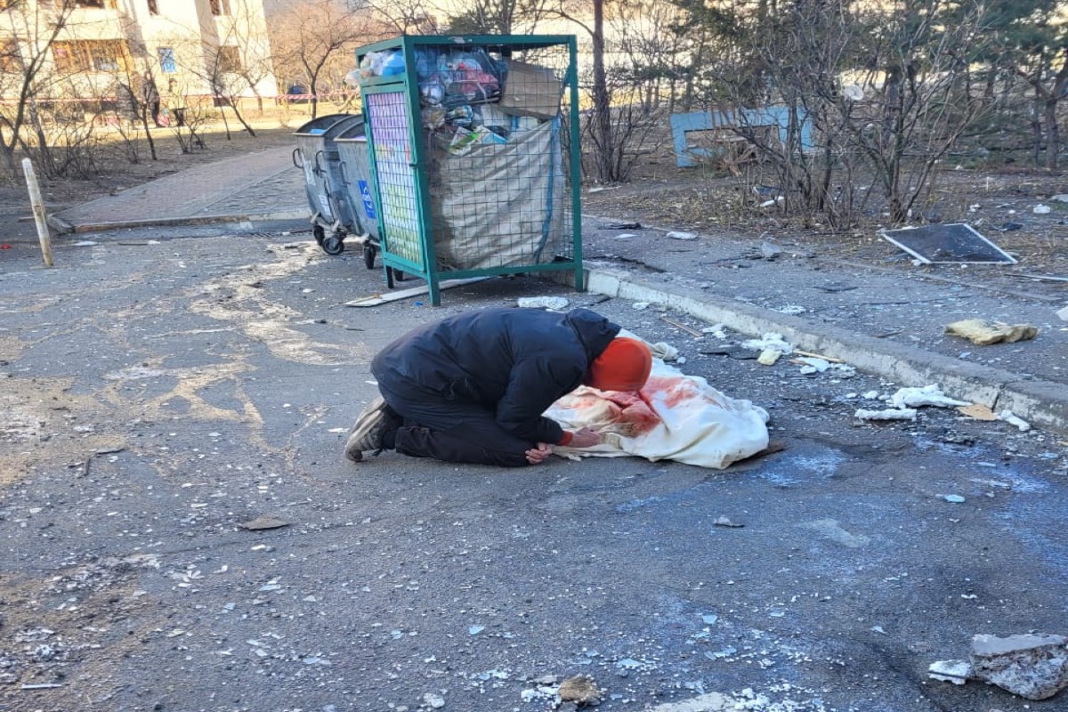 Πόλεμος στην Ουκρανία: Συντρίμμια πυραύλου χτύπησαν πολυκατοικία στο Κίεβο – Ένας νεκρός