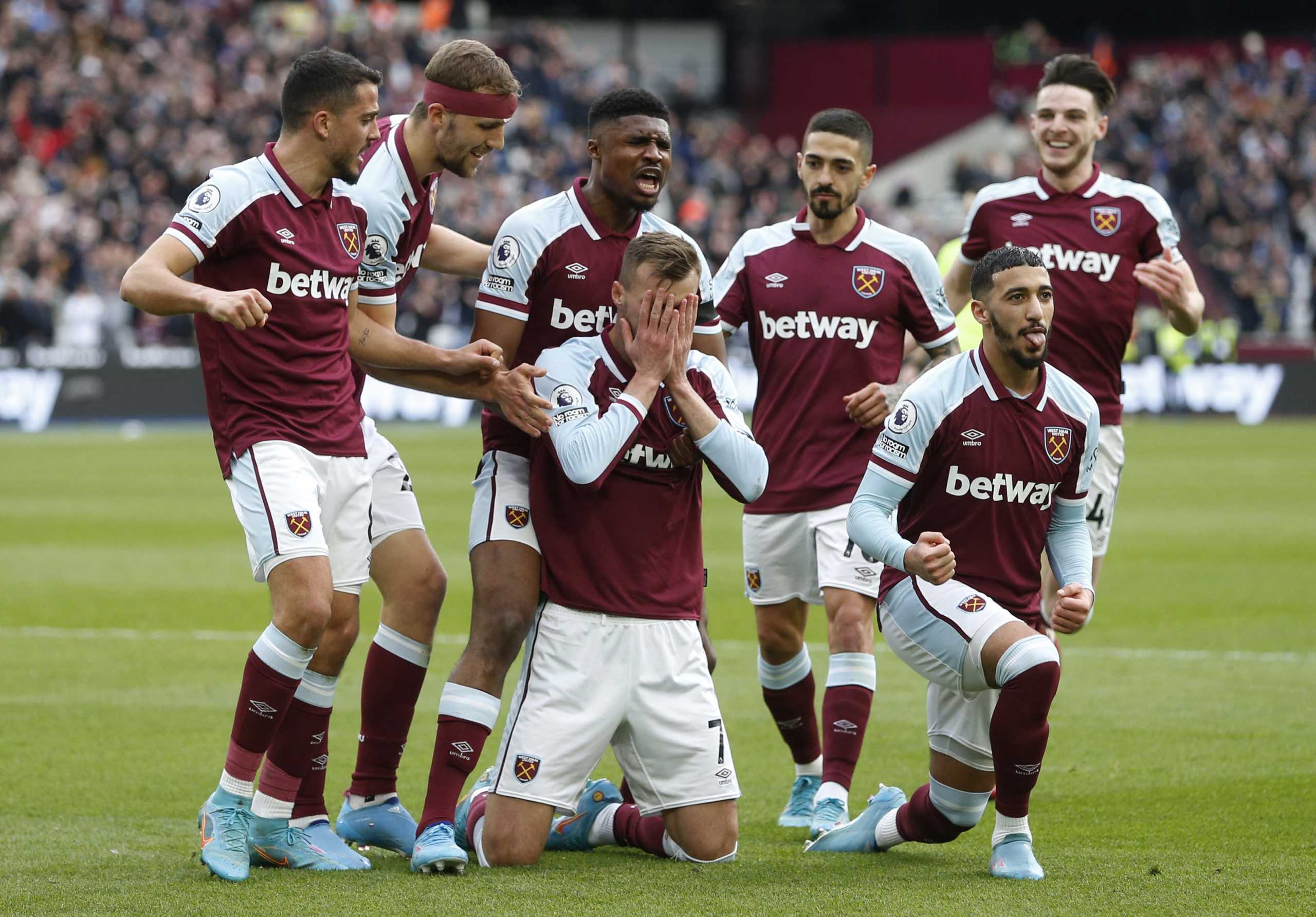 Soccer Football - Premier League - West Ham United v Aston Villa - London Stadium, London, Britain - March 13, 2022 West Ham United's Andriy Yarmolenko celebrates scoring their first goal with teammates Action Images via Reuters