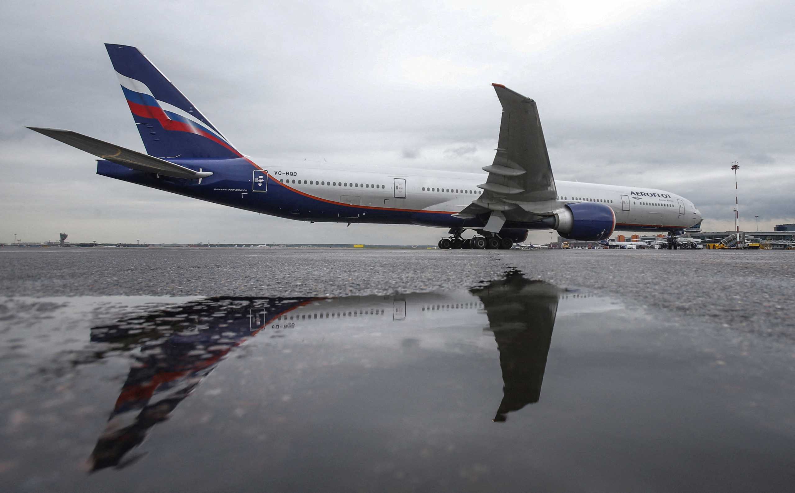 FILE PHOTO: FILE PHOTO: An Aeroflot Boeing 777-300ER aircraft is reflected in a puddle at Sheremetyevo International Airport outside Moscow, Russia, July 7, 2015. REUTERS
