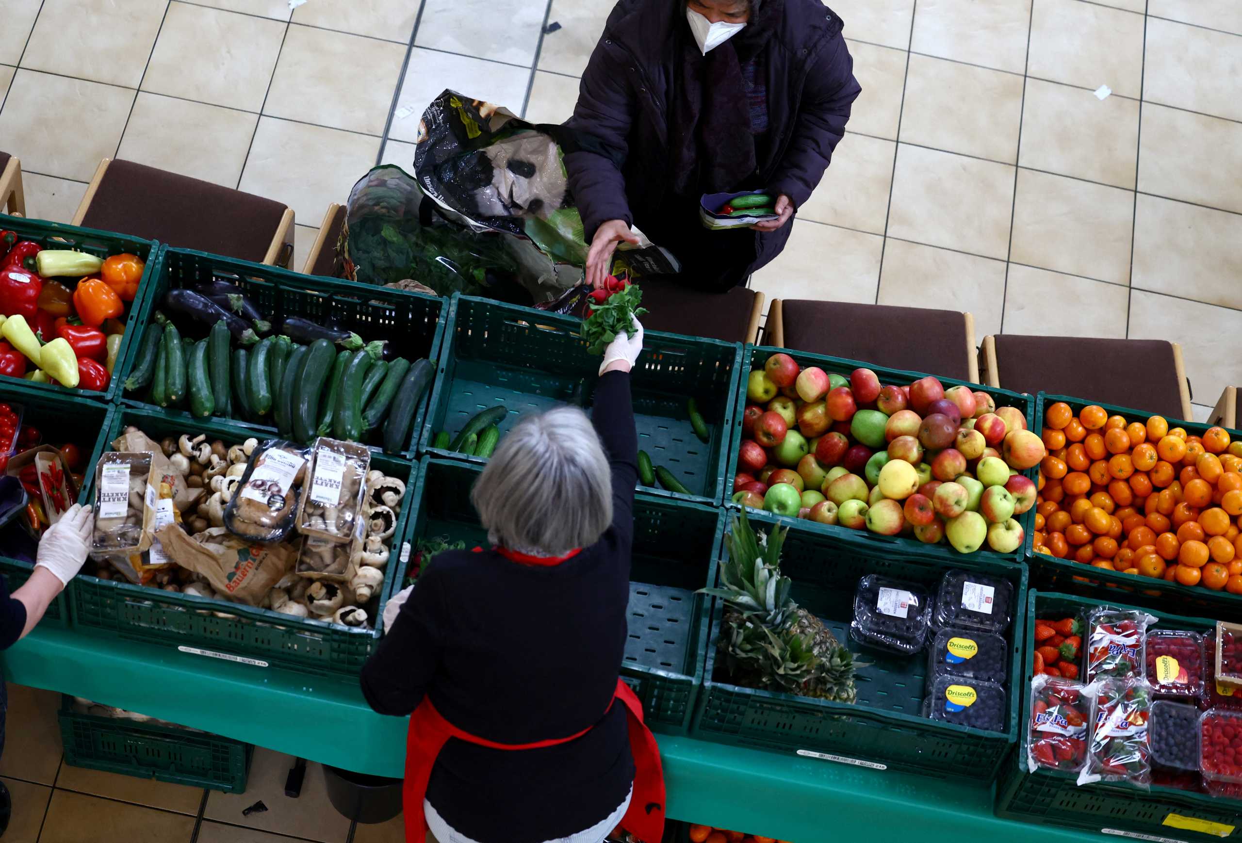 Food Pass προ των πυλών: Επίδομα τροφίμων 300 ευρώ σε χαμηλοσυνταξιούχους κι ανέργους έως τα Χριστούγεννα