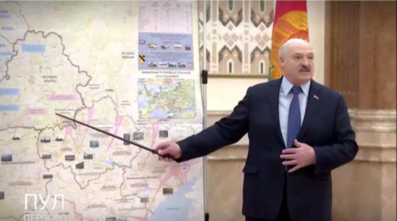 Εισβολή στην Ουκρανία – Αλεξάντερ Λουκασένκο: Φωτογραφίζεται με χάρτες πολέμου
