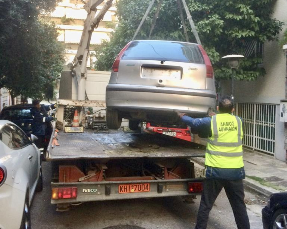 Αθήνα: Γερανοί «σήκωσαν» 85 εγκαταλελειμμένα αυτοκίνητα από τους δρόμους της πόλης
