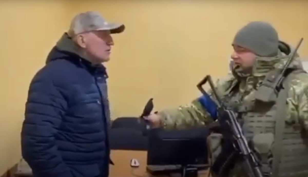Πόλεμος στην Ουκρανία: Ουκρανός στρατιωτικός έδωσε «30 αργύρια» στον Λευκορώσο πρέσβη στο Κίεβο