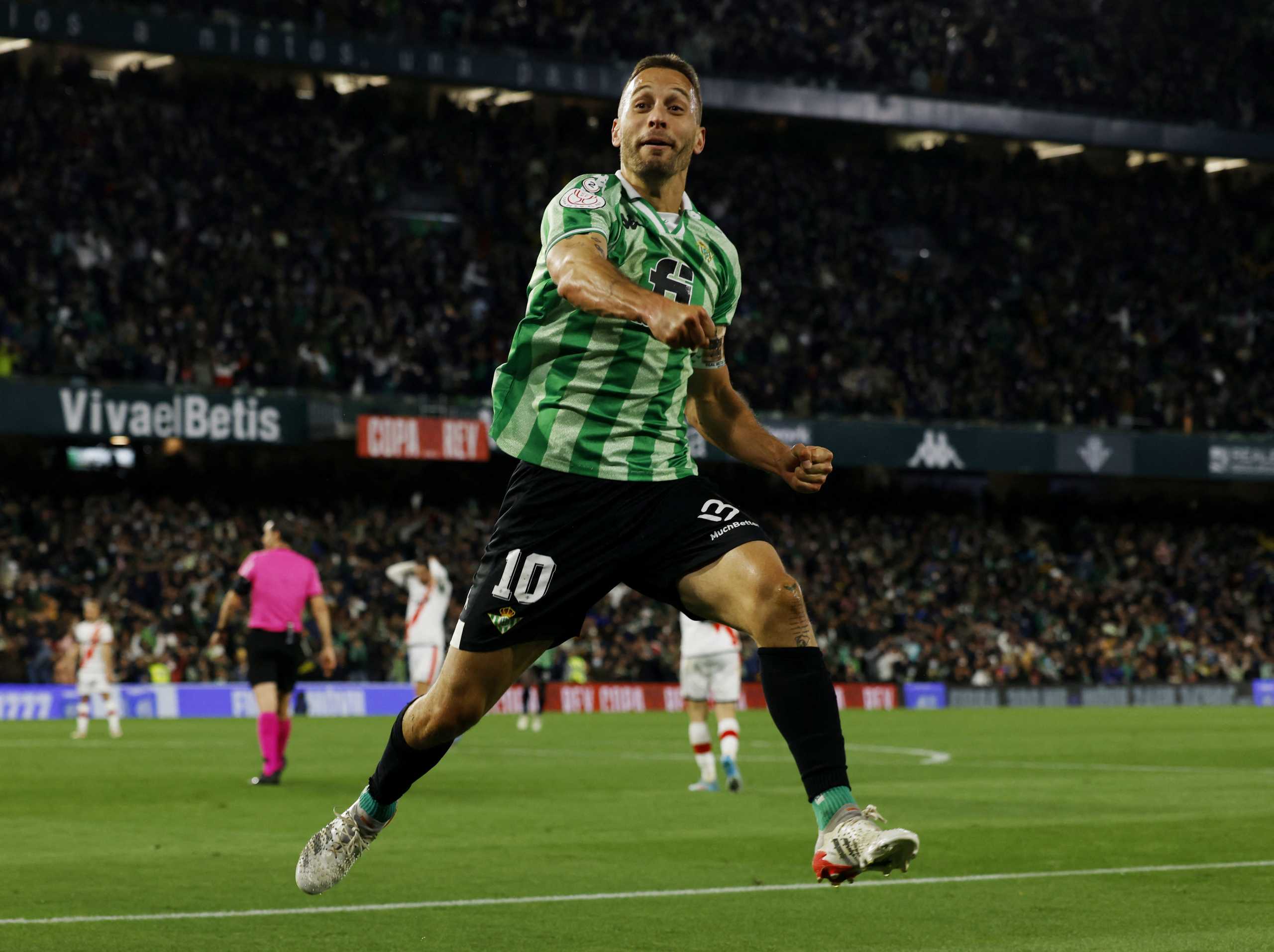 Soccer Football - Copa del Rey - Semi Final Second Leg - Real Betis v Rayo Vallecano - Estadio Benito Villamarin, Seville, Spain - March 3, 2022 Real Betis' Sergio Canales celebrates after Borja Iglesias scored their first goal REUTERS