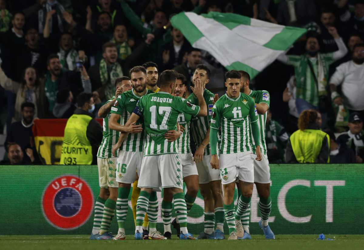 Soccer Football - Europa League - Play Off Second Leg - Real Betis v Zenit St Petersburg - Estadio Benito Villamarin, Seville, Spain - February 24, 2022 Real Betis players celebrate after the match REUTERS