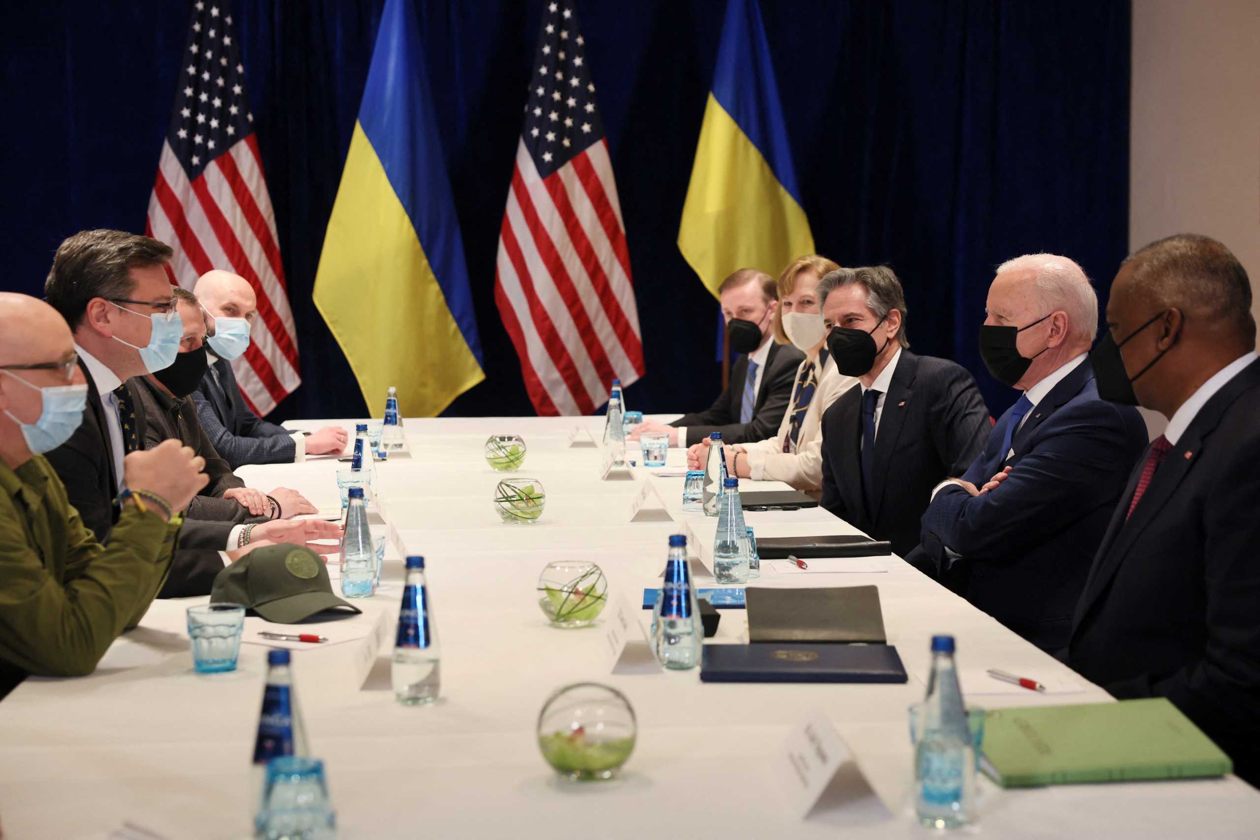 Πόλεμος στην Ουκρανία: Τους Ουκρανούς υπουργούς Άμυνας και Εξωτερικών συνάντησε ο Τζο Μπάιντεν