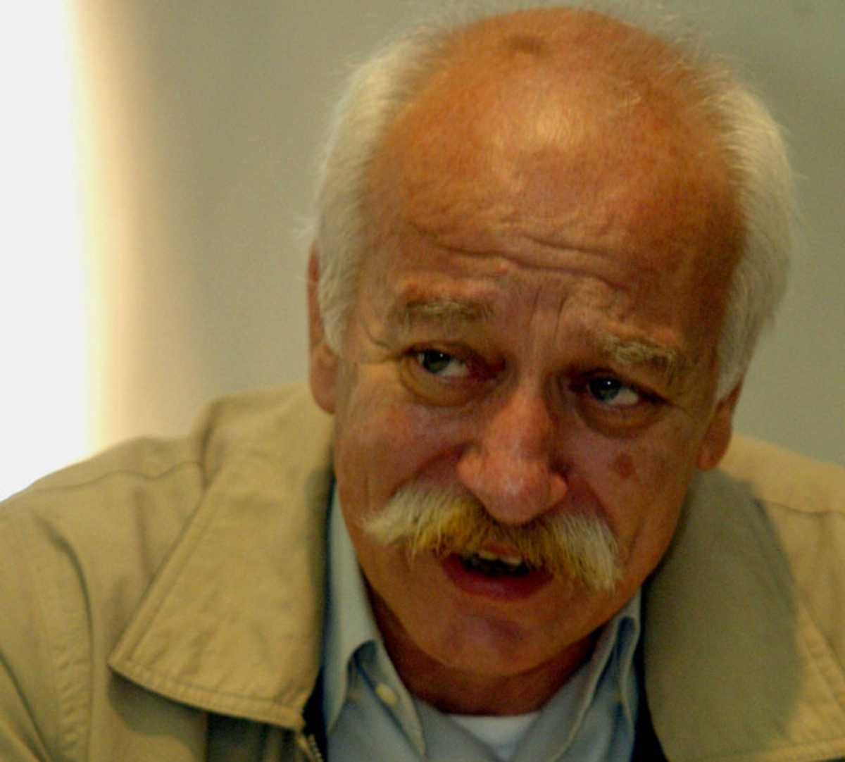 O Χρόνης Μποτσόγλου, Πρύτανης Ανώτατης Σχολής Καλών Τεχνών, δίνει συνέντευξη τύπου με θέμα την πρωτοβουλία του τμήματος Private Banking της τρπαεζας EFG Eurobank ergasias στο χώρο της τέχνης μέσω της νέας συνεργασίας με την Εθνική Πινακοθήκη. Τετάρτη 3 Νοεμβρίου 2004. ΑΠΕ