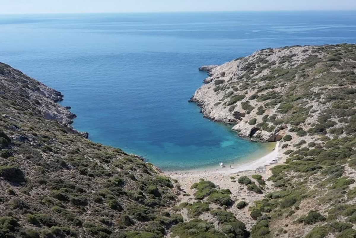 Η ελληνική παραλία με το κρυφό παρατηρητήριο για τους πειρατές