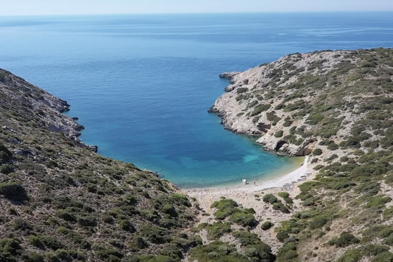 Η ελληνική παραλία με το κρυφό παρατηρητήριο για τους πειρατές