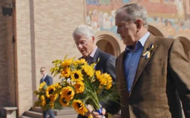 Μπιλ Κλίντον και Τζορτζ Μπους έδειξαν τη στήριξή τους στην Ουκρανία