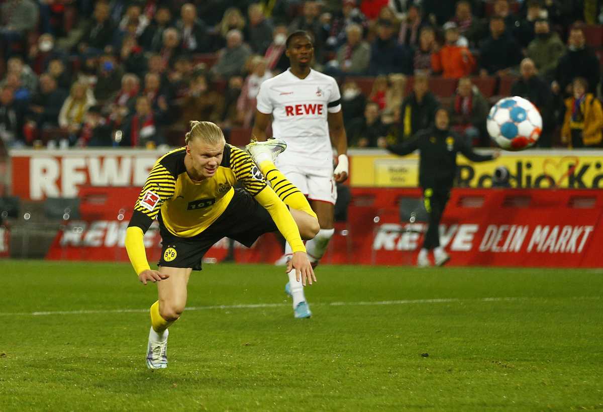 Soccer Football - Bundesliga - FC Cologne v Borussia Dortmund - RheinEnergieStadion, Cologne, Germany - March 20, 2022 Borussia Dortmund's Erling Braut Haaland heads at goal REUTERS