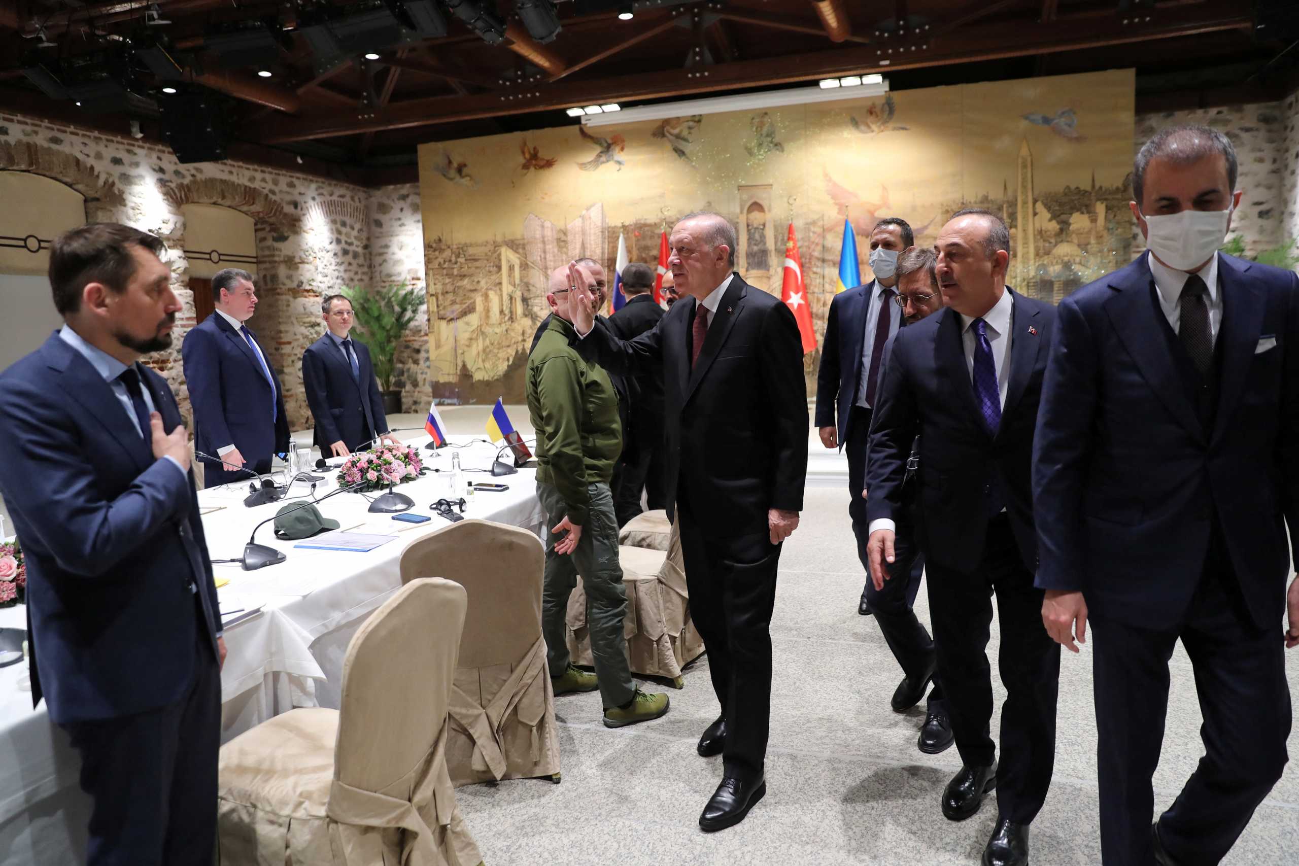 Turkish President Tayyip Erdogan greets Russian and Ukrainian negotiators before addressing them, ahead of their face-to-face talks in Istanbul, Turkey March 29, 2022. Murat Cetinmuhurdar